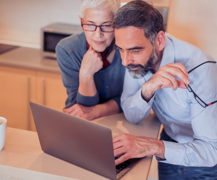 Photo d'un couple en recherche de conseils et d'écoute